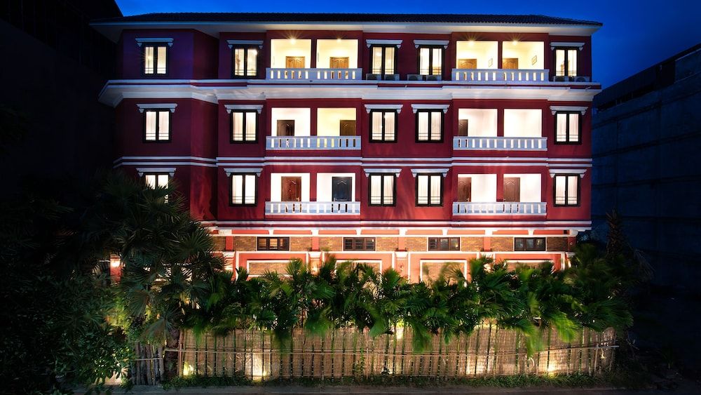 undefined Mane Colonial Classic 6