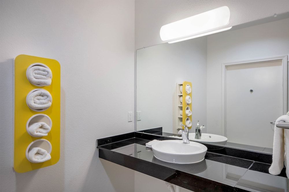 Motel 6 Channelview, TX Deluxe Room, 1 King Bed, Non Smoking, Refrigerator & Microwave 8