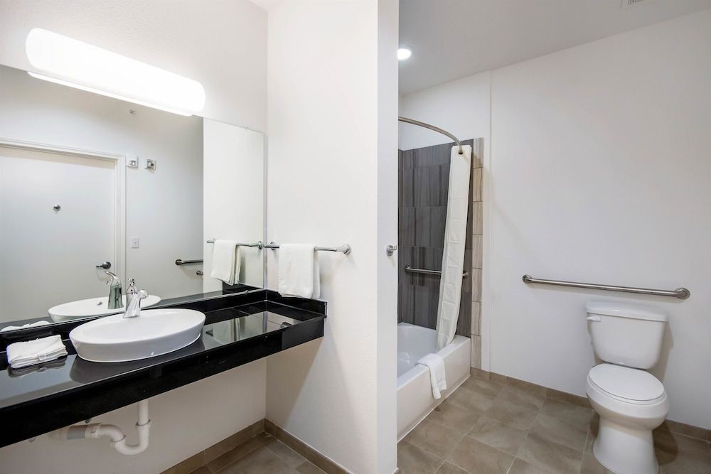 Motel 6 Channelview, TX Deluxe Room, 1 King Bed, Non Smoking, Refrigerator & Microwave 11