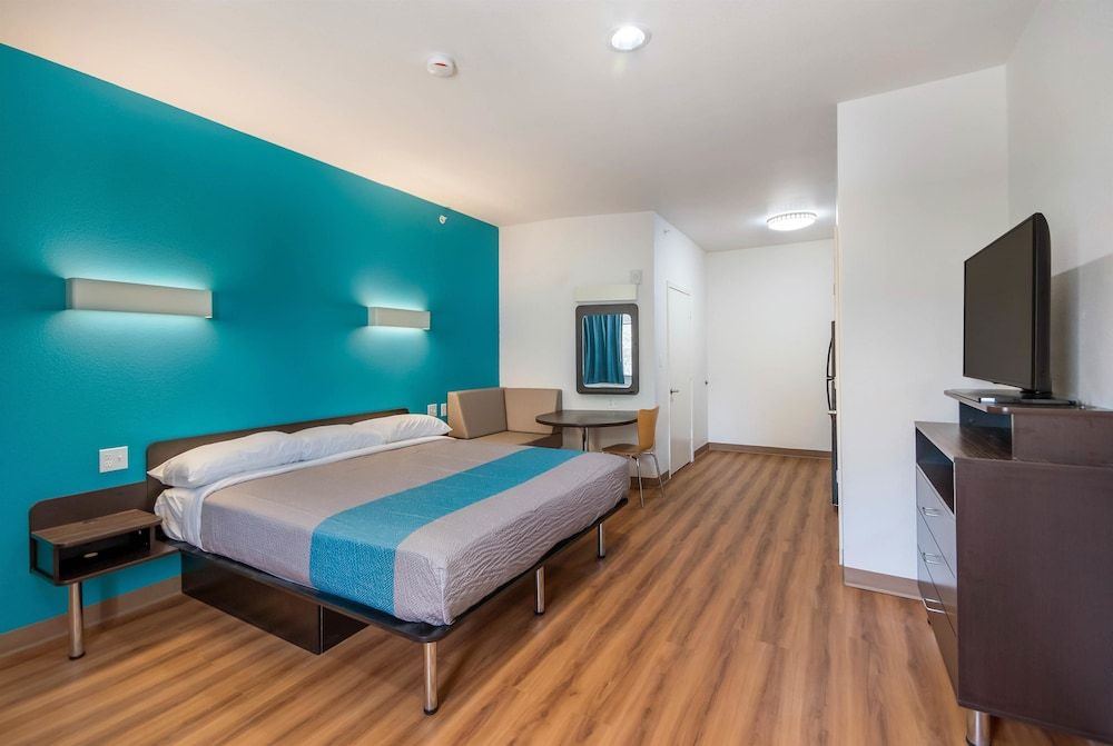 Motel 6 Channelview, TX Deluxe Room, 1 King Bed, Non Smoking, Refrigerator & Microwave 6