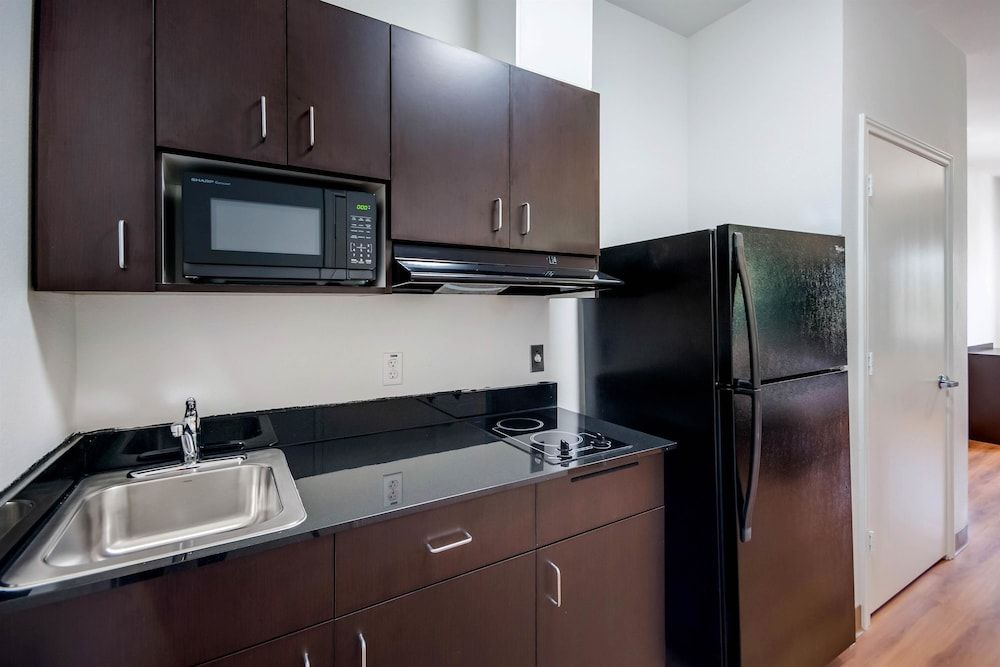 Motel 6 Channelview, TX Deluxe Room, 1 King Bed, Non Smoking, Refrigerator & Microwave 13