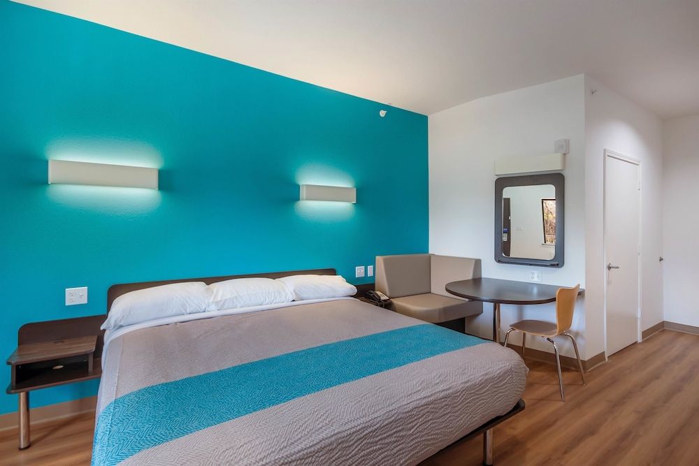 Motel 6 Channelview, TX Deluxe Room, 1 King Bed, Non Smoking, Refrigerator & Microwave 4