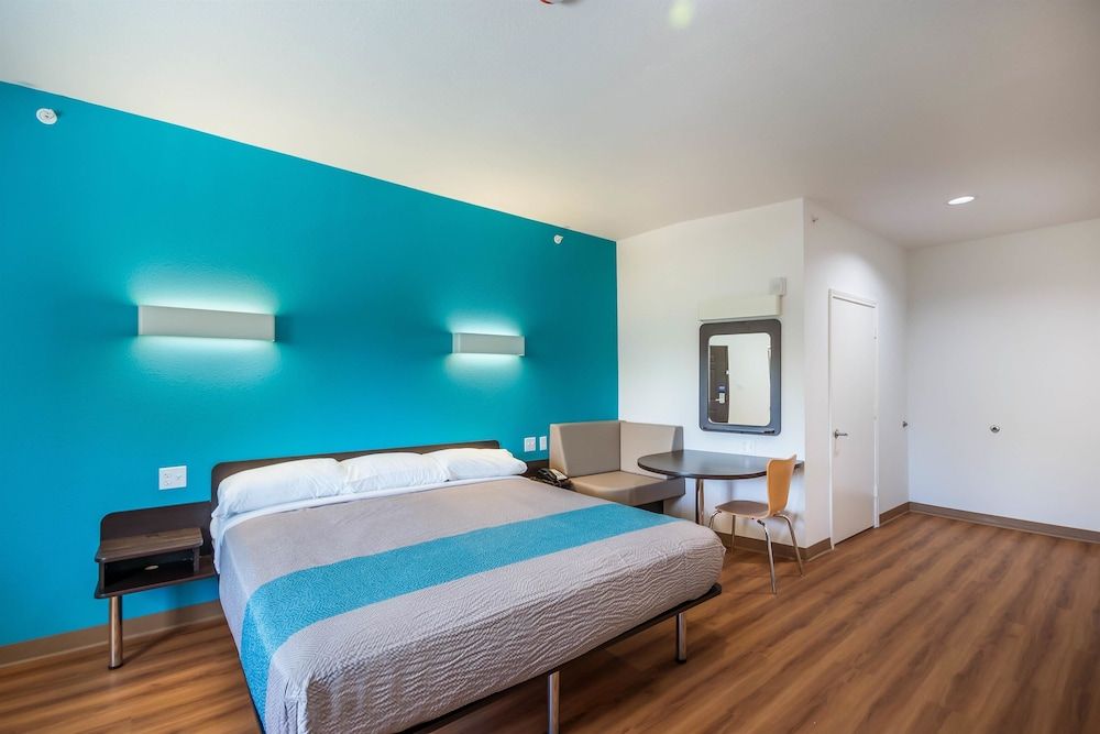 Motel 6 Channelview, TX Deluxe Room, 1 King Bed, Non Smoking, Refrigerator & Microwave 2