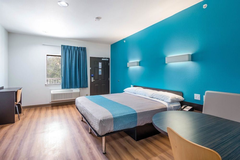 Motel 6 Channelview, TX Deluxe Room, 1 King Bed, Non Smoking, Refrigerator & Microwave 5