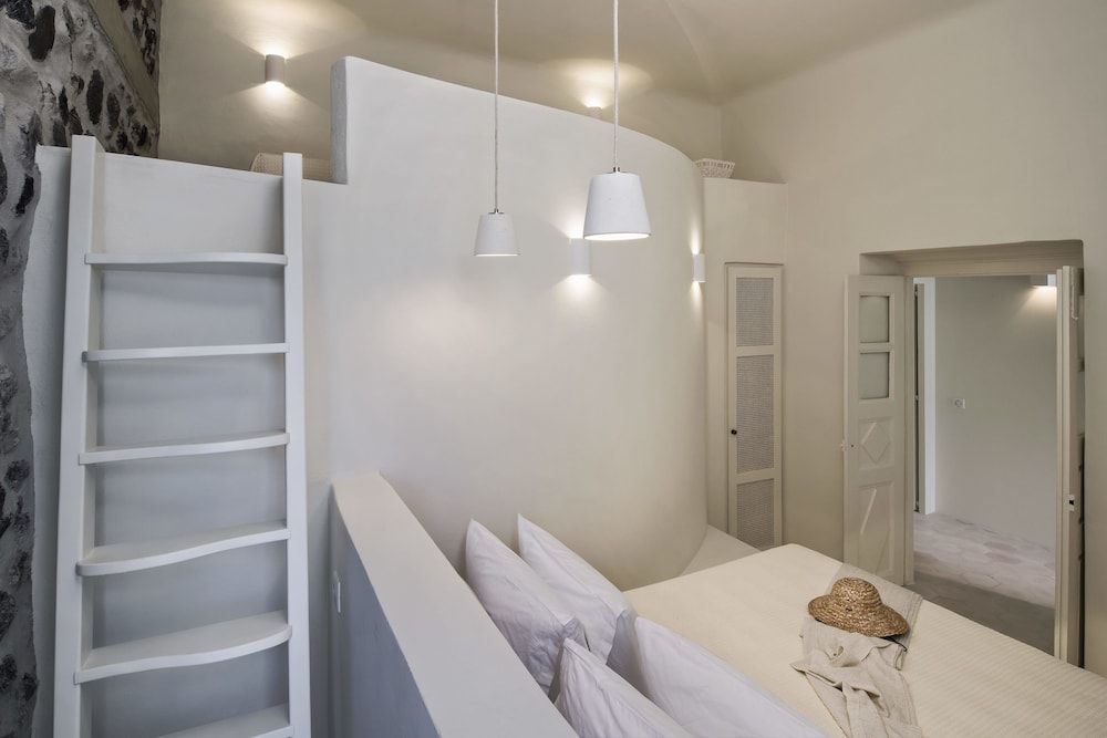 Dimael Mansion Suite, Multiple Beds (White) 7