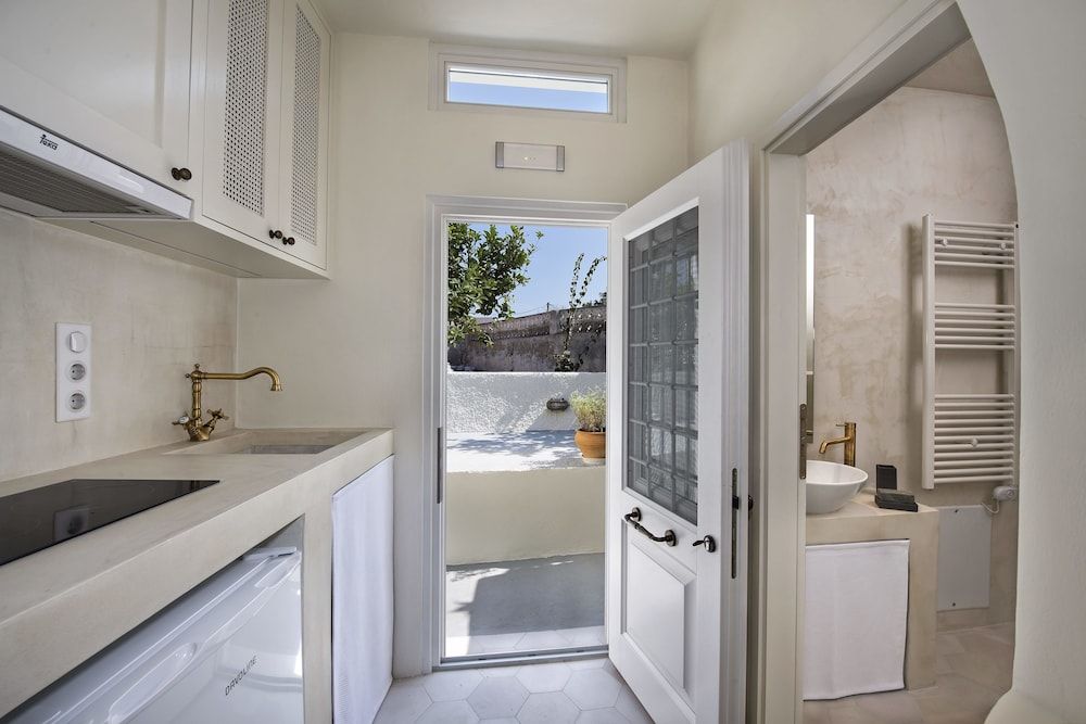 Dimael Mansion Suite, Multiple Beds (White) 8