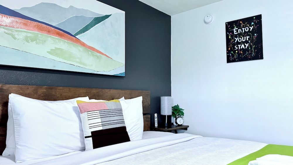 Modern King Room Non-Smoking ( NO PETS ALLOWED )