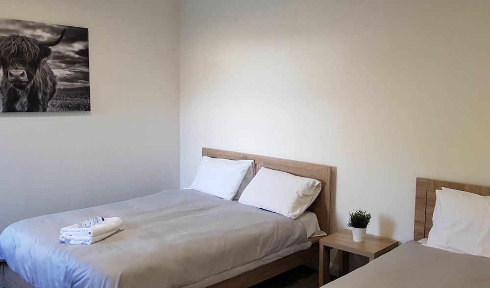 Argyle Hotel Southern Highlands Standard Queen and Single Room, Multiple Beds, Shared Bathroom 4