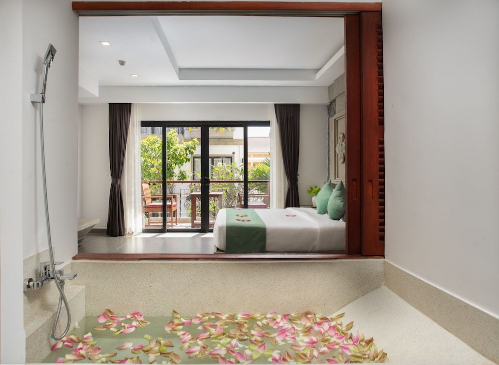 Khmer Mansion Residence Deluxe Double Room, 1 King Bed 9