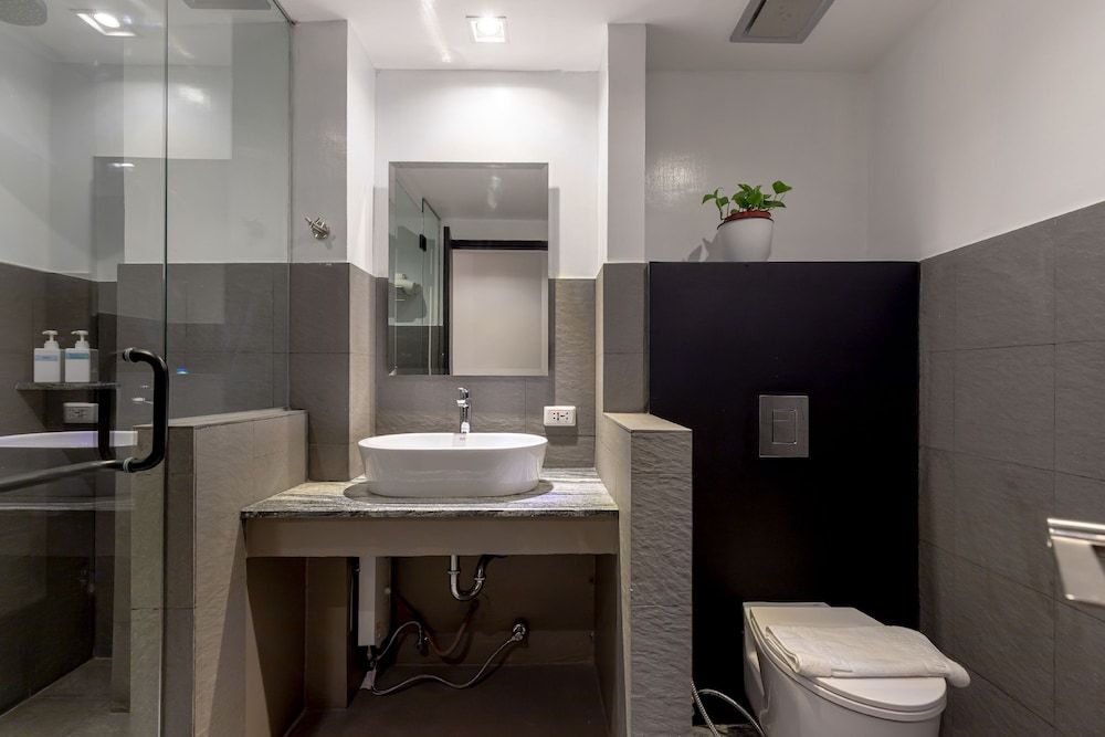 Draper Startup House for Entrepreneurs - Hostel Superior De Luxe Room ( King Bed with Balcony )