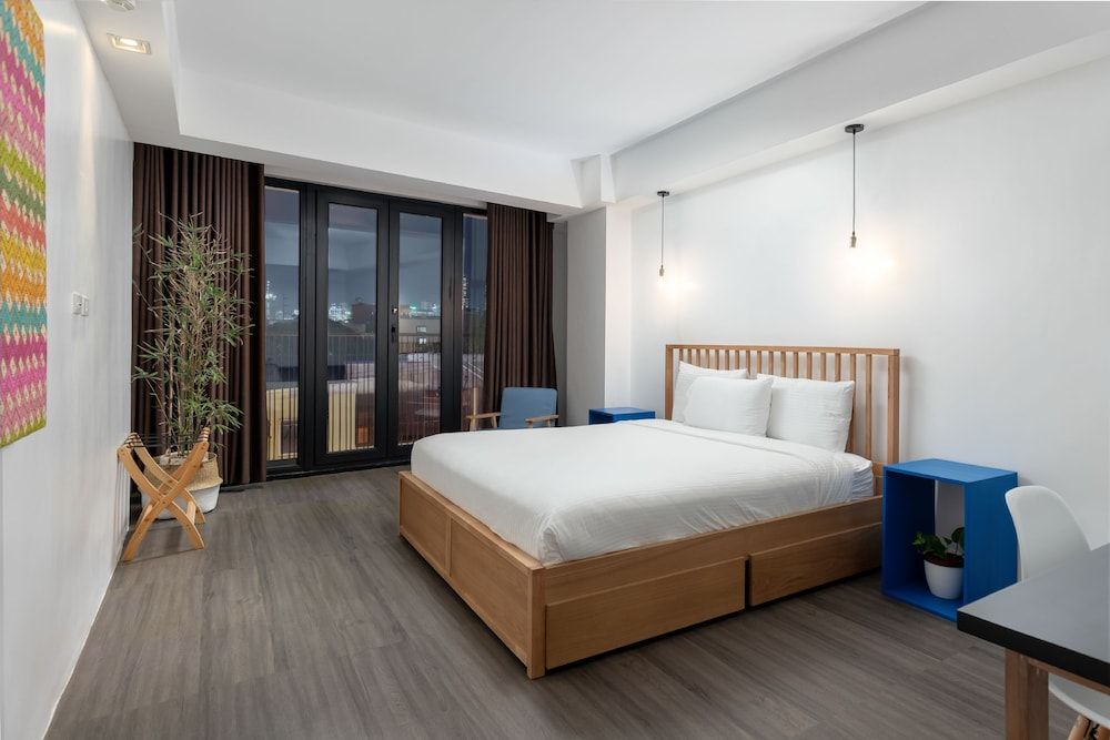 Draper Startup House for Entrepreneurs - Hostel Superior De Luxe Room ( King Bed with Balcony ) 12
