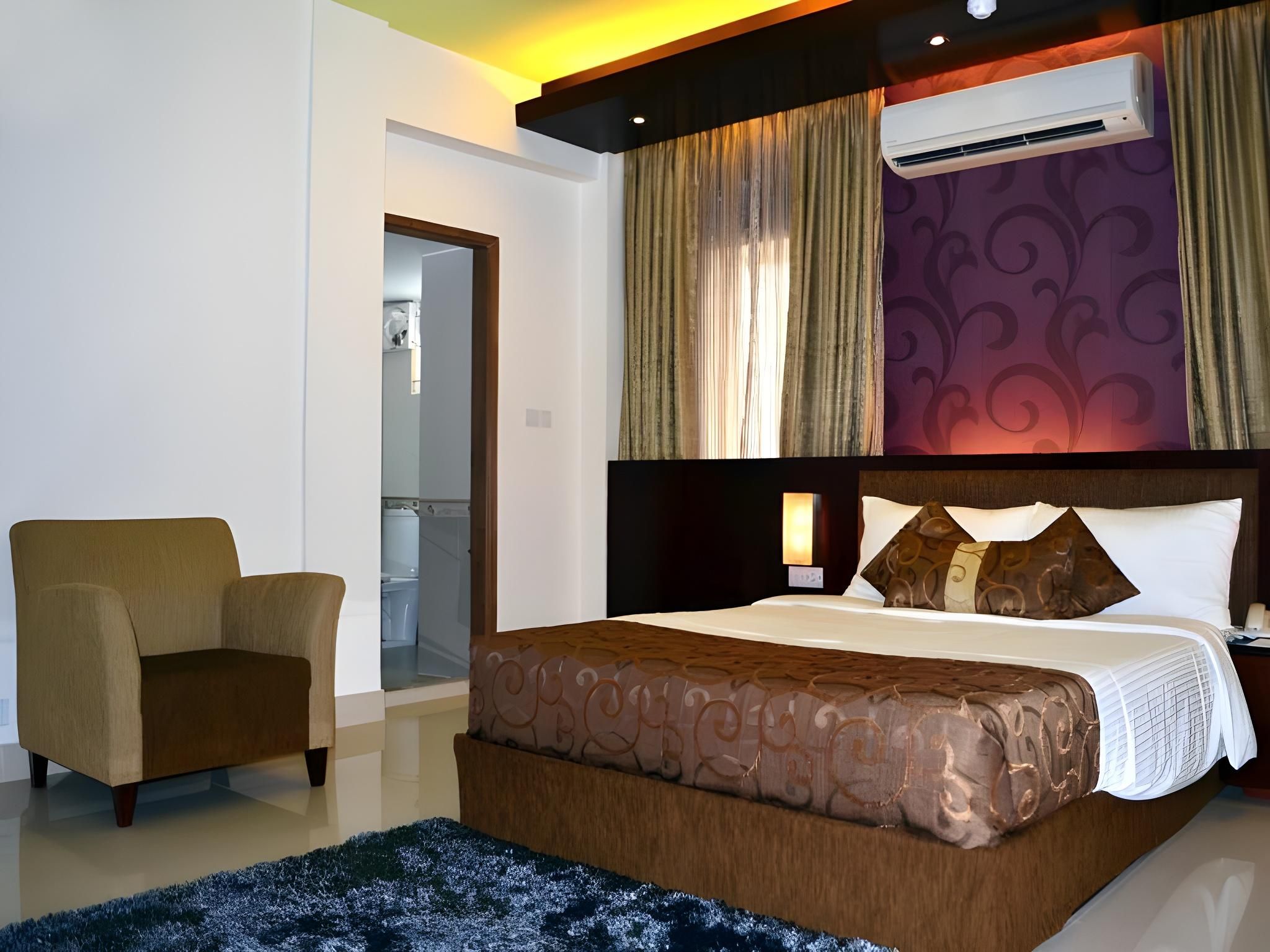 undefined La Villa Western 9