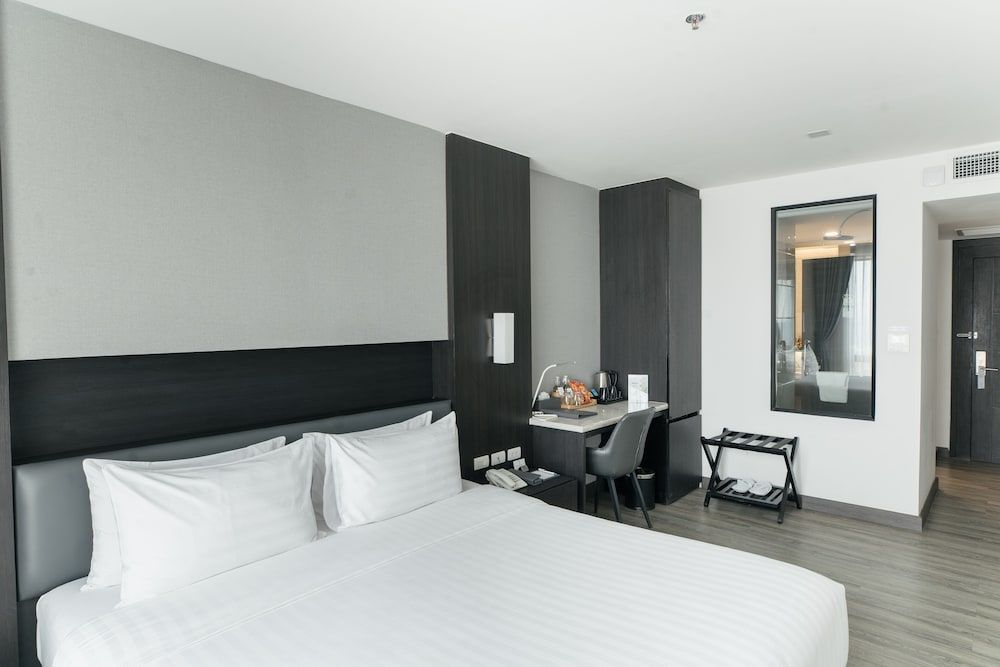 SureStay Hotel by Best Western Vientiane Superior Room, 1 King Bed, Non Smoking, City View 3