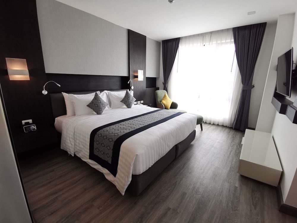 SureStay Hotel by Best Western Vientiane Deluxe Room, 1 King Bed, Non Smoking, City View 2