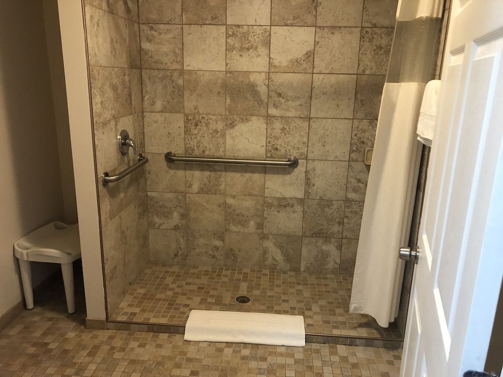 Rodeway Inn & Suites Room, 1 Queen Bed, Accessible, Non Smoking 3