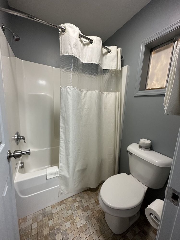 Rodeway Inn & Suites Standard Room, 1 King Bed, Non Smoking 3