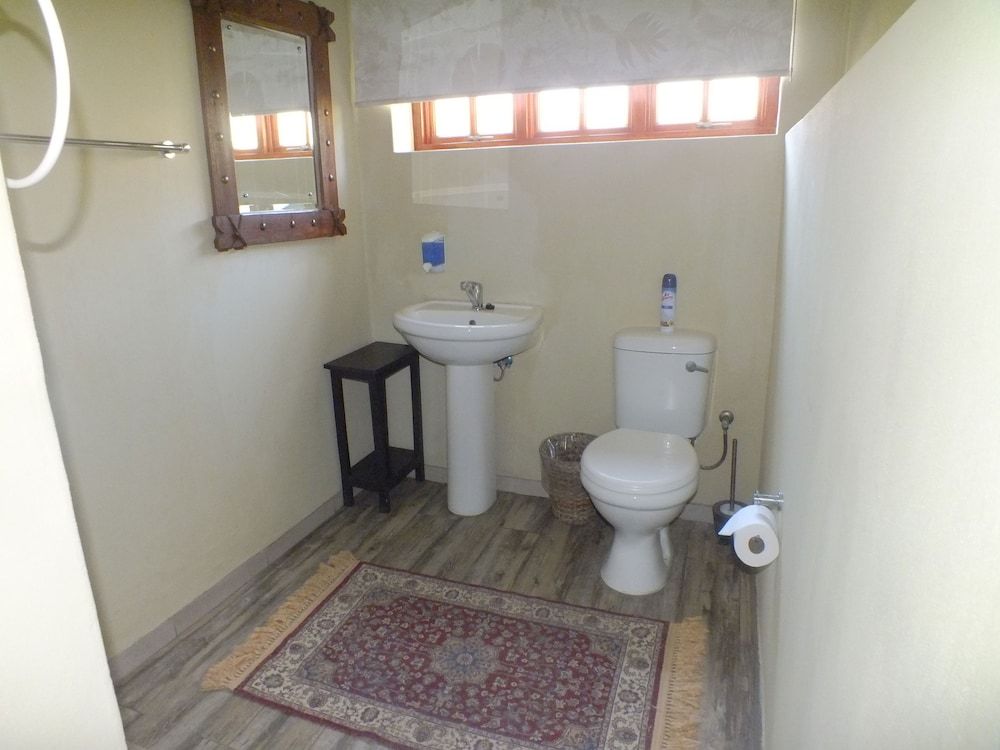 Uzuri Guesthouse Family Room (Comfort) 4