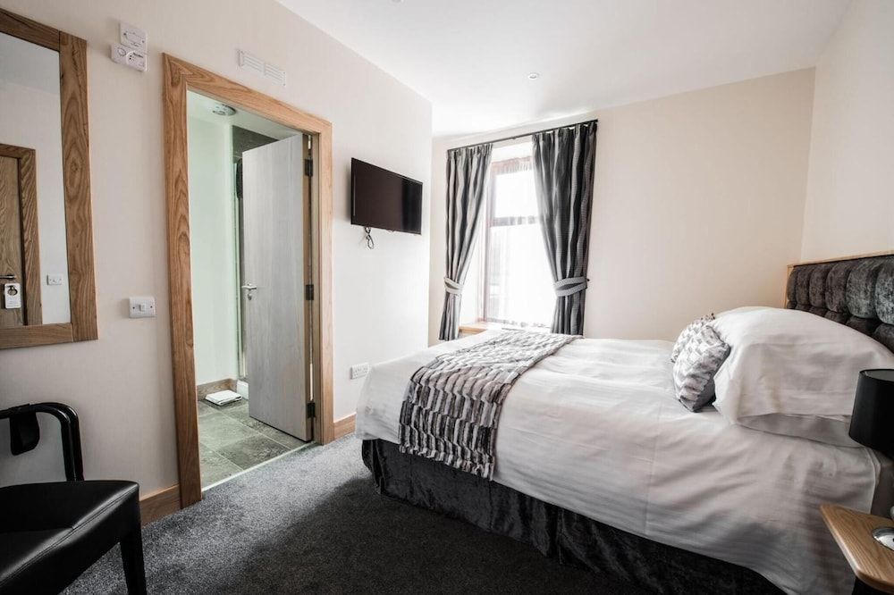 Seaview Hotel Standard Double Room, 1 King Bed, Partial Sea View 4