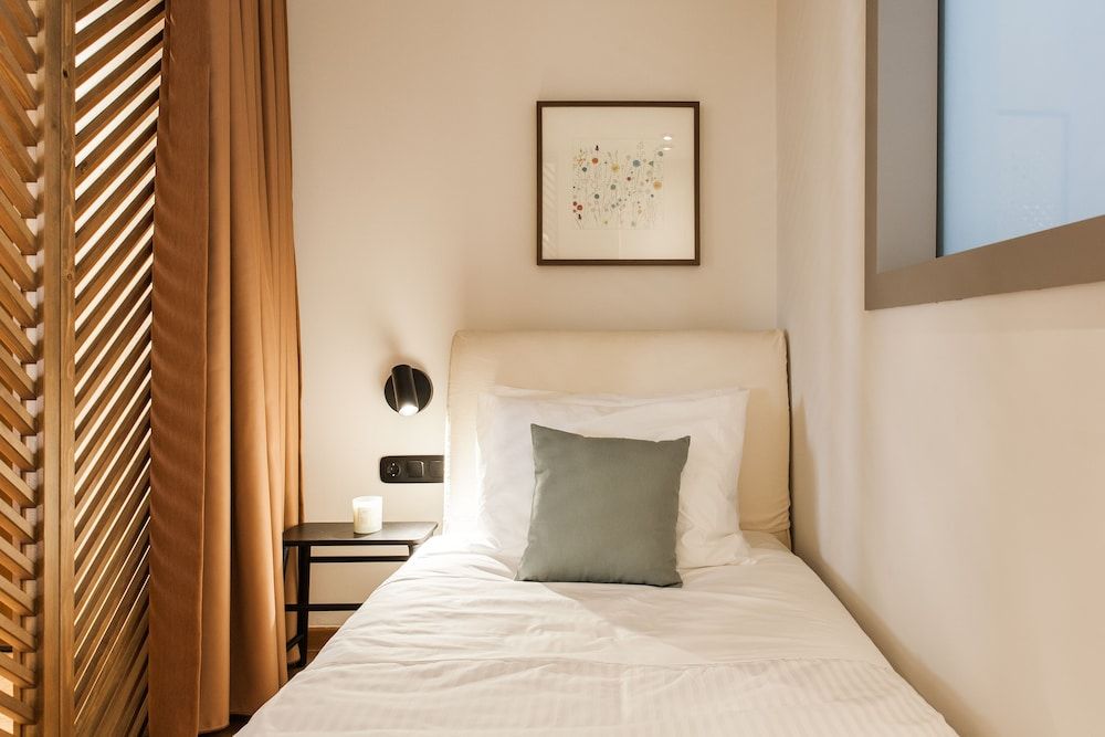 undefined UPSTREET Modern Minimalist 3BD Apt-Hilton 10