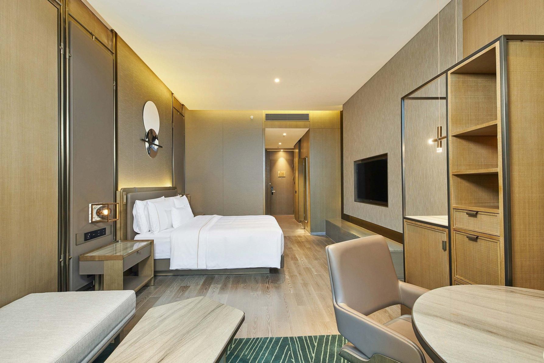 Club lounge access, Guest room, 1 King, City view