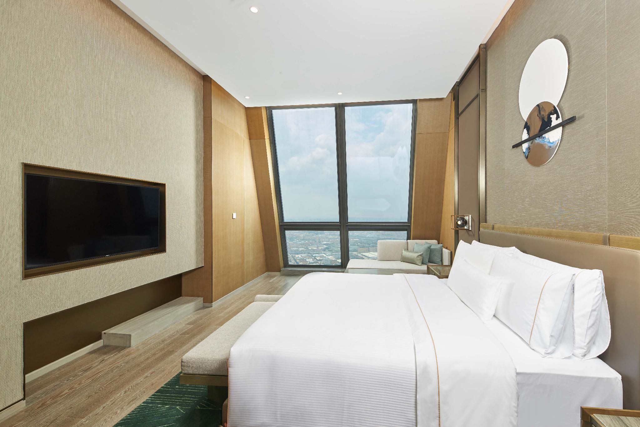 Club lounge access, 1 Bedroom Larger Suite, 1 King, City view