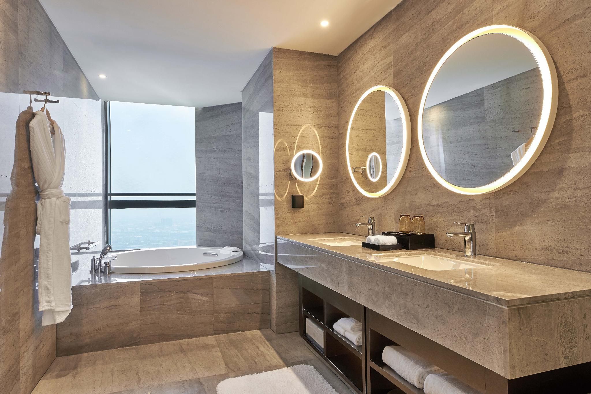 Club lounge access, 1 Bedroom Larger Suite, 1 King, City view