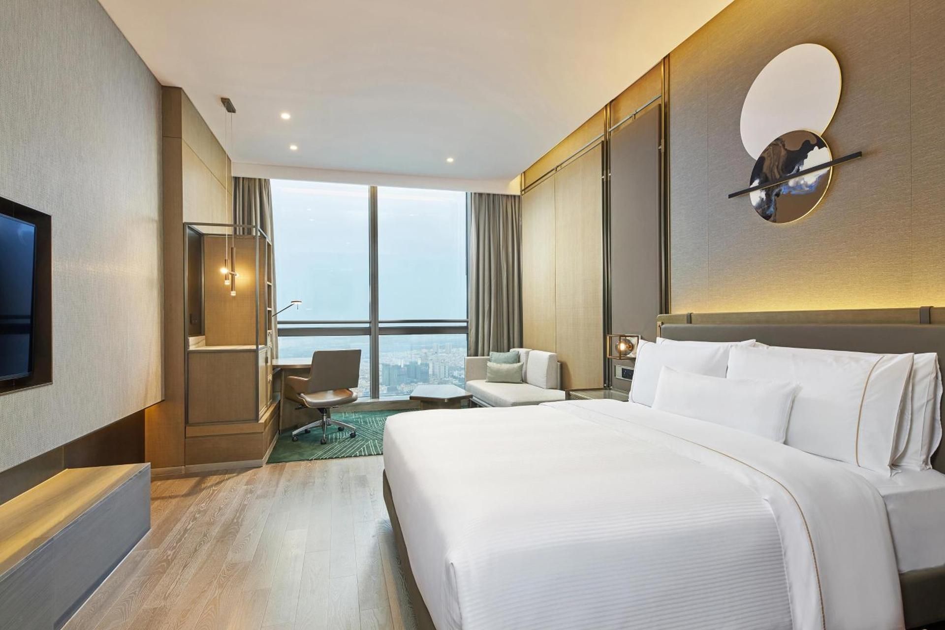 Club lounge access, Guest room, 1 King, City view