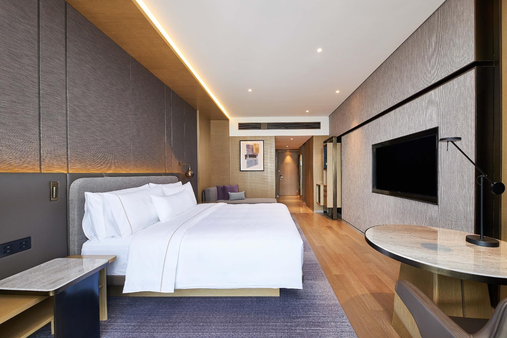 Guest room, 1 King, River view