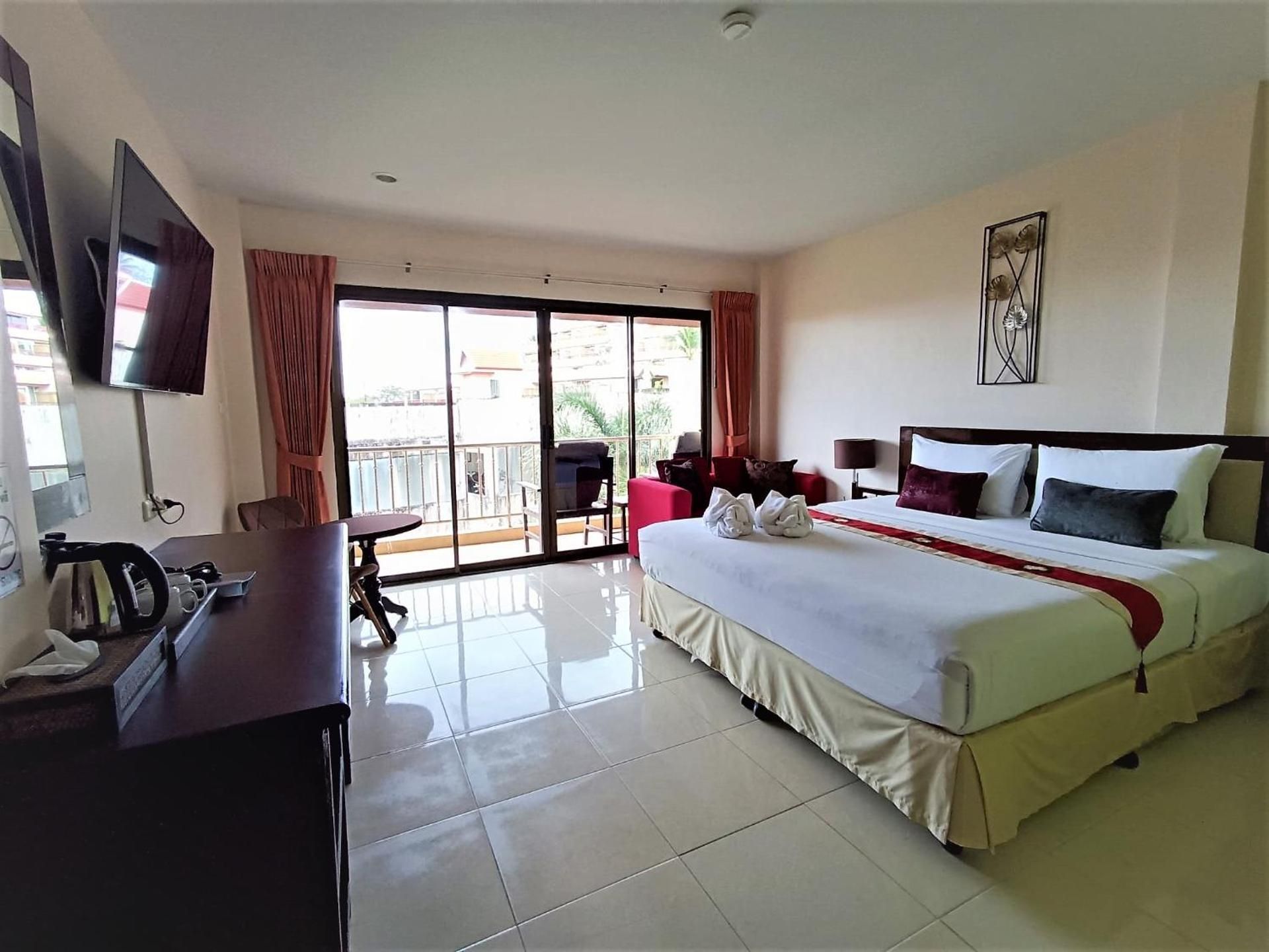 Deluxe Double Room with Balcony and Partial Sea View