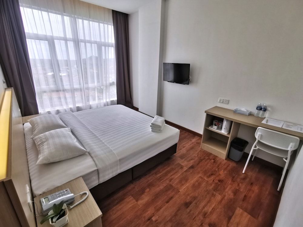 Green World Hotel Standard King Room 2