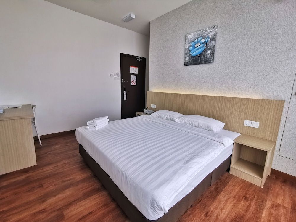 Green World Hotel Standard King Room