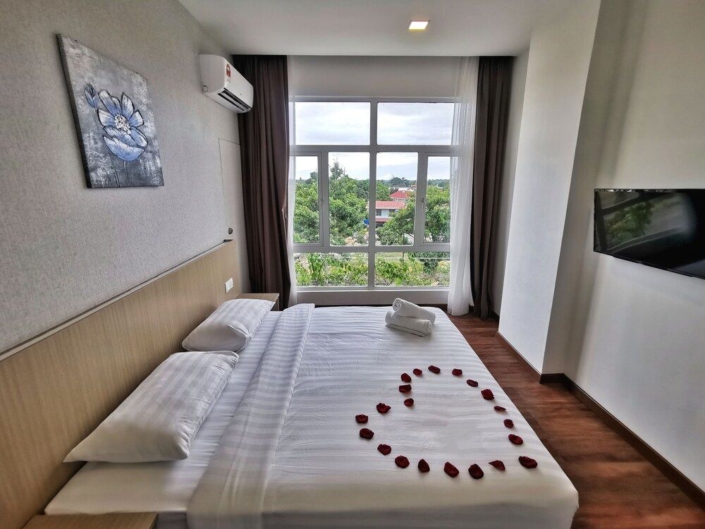 Green World Hotel Standard King Room 3