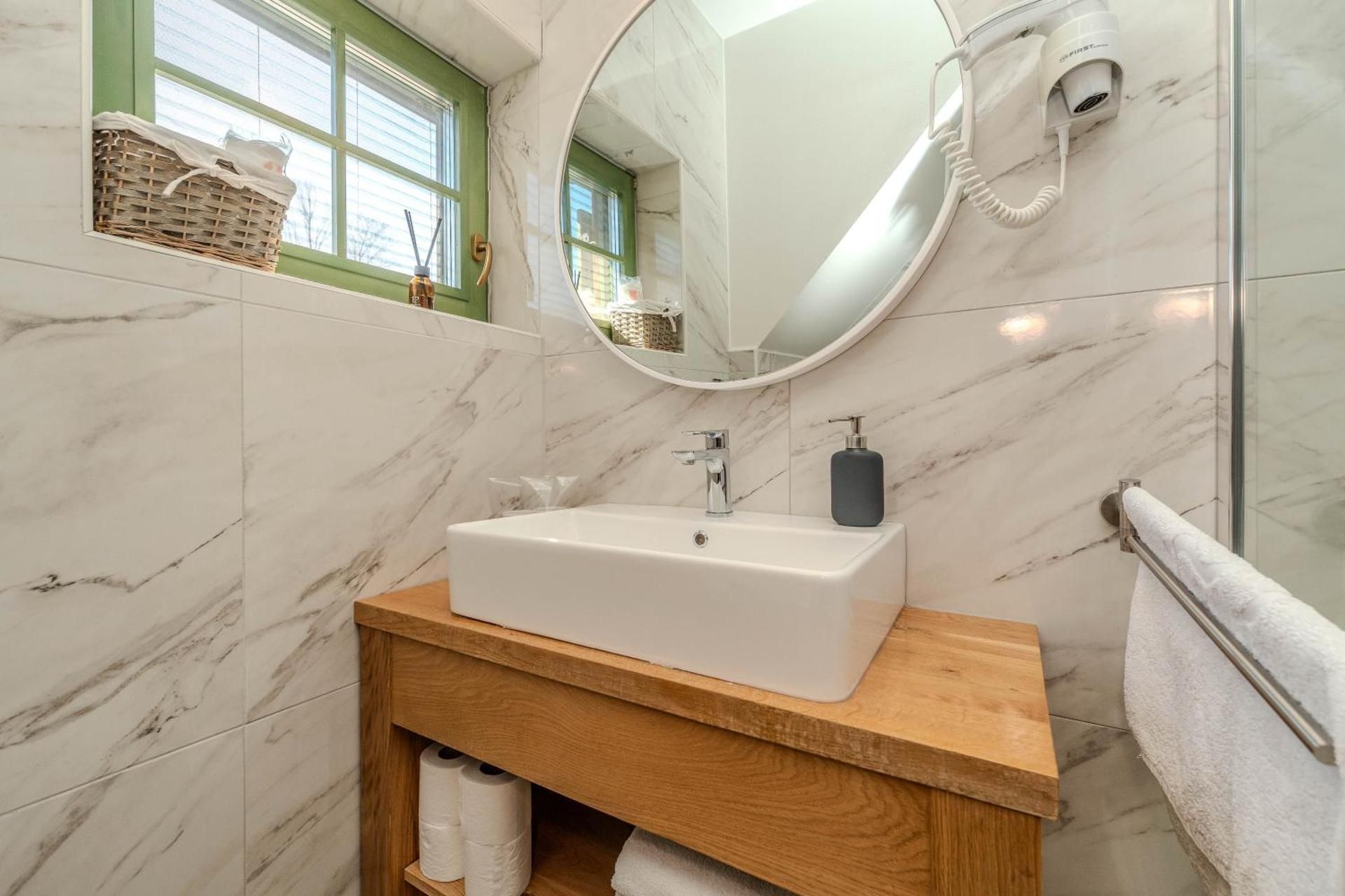 One-Bedroom Apartment - Birds