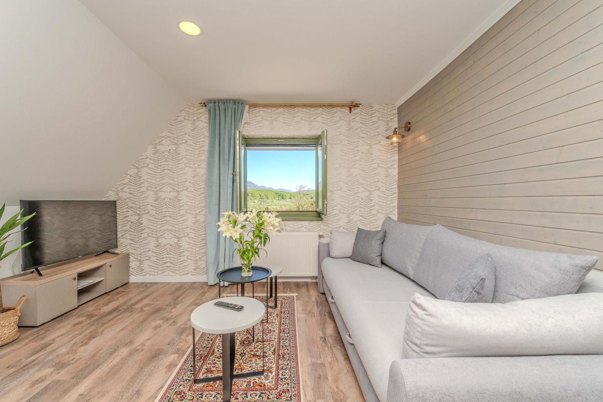 One-Bedroom Apartment - Birds