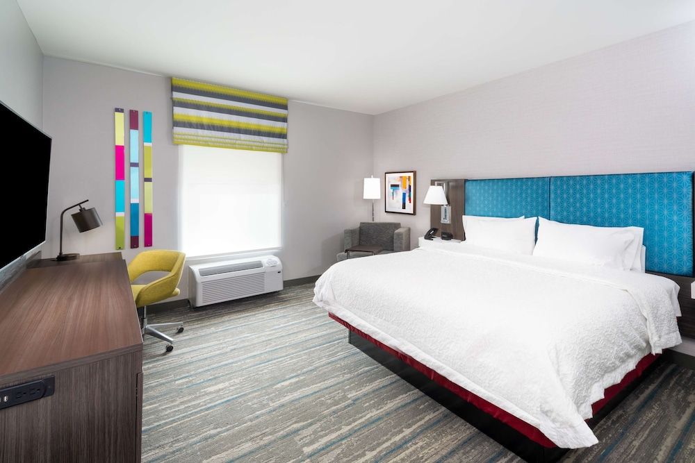 Suite, 1 King Bed, Accessible