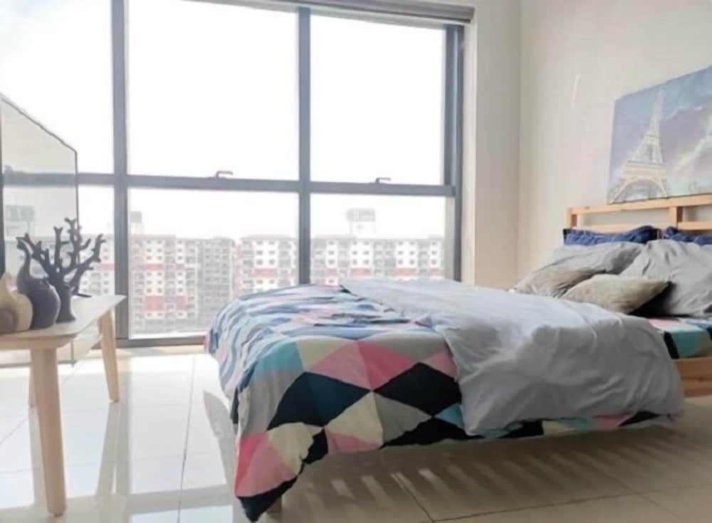 Modern Icon City 5min to Sunway Pyramid Design Condo, 1 Queen Bed with Sofa bed (1) 4