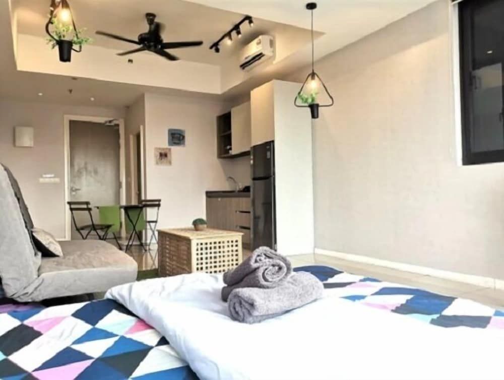 Modern Icon City 5min to Sunway Pyramid Design Condo, 1 Queen Bed with Sofa bed (1) 3