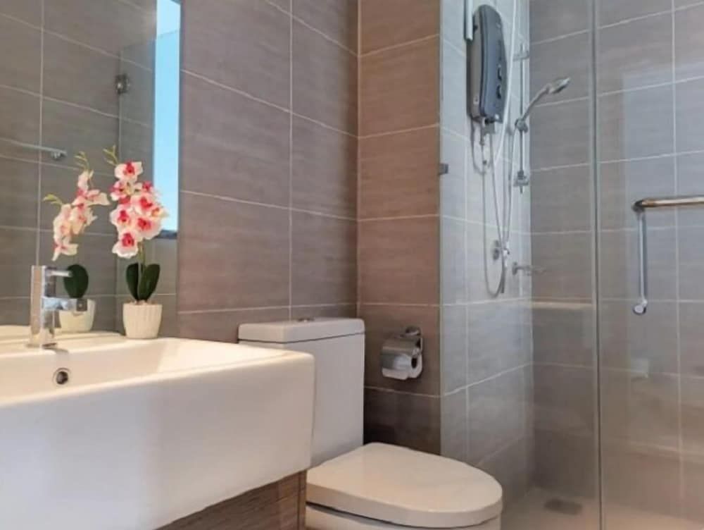 Modern Icon City 5min to Sunway Pyramid Design Condo, 1 Queen Bed with Sofa bed (1) 9