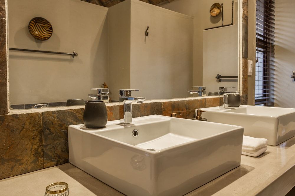 Ukuthula Bush Lodge Luxury Chalet 11