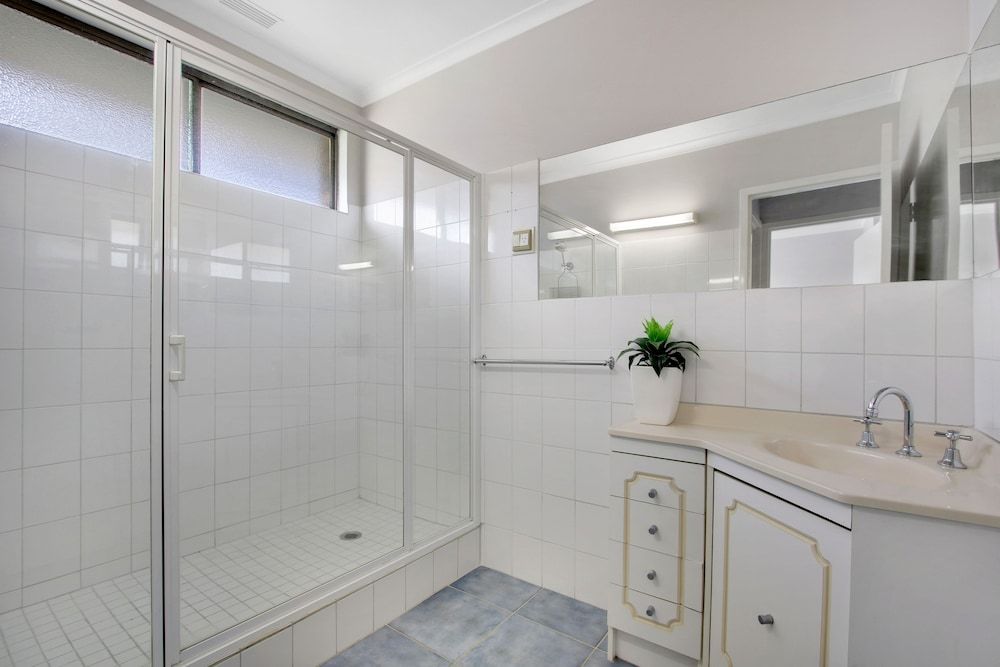 Hybiscus Waterfront Apartments Apartment, 3 Bedrooms, Lake View 6