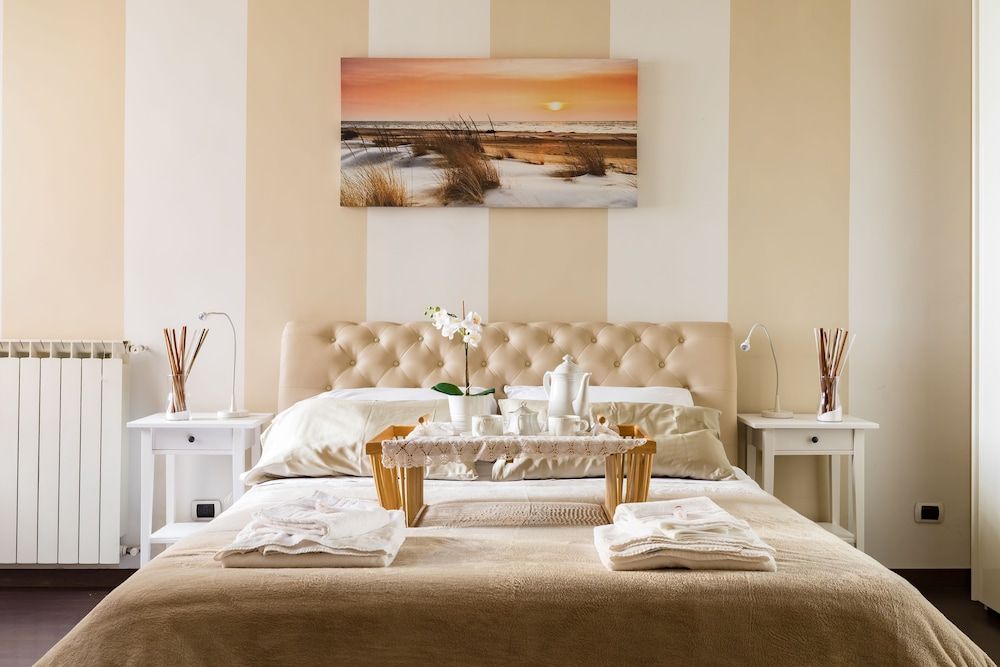 A World Aparts - Frattina Royal