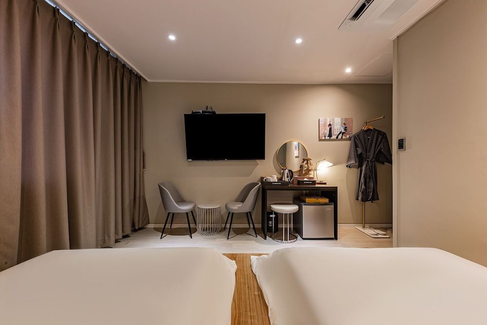 Brown Dot Hotel Twin Room 4