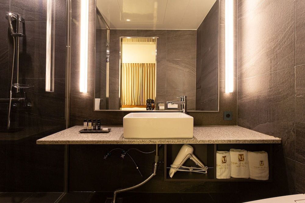 Topcloud Hotel Iksan Deluxe Double Room 6