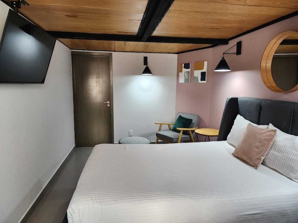 NIU Modern Apartments near WTC & Condesa - Roma Sur Superior Apartment, 2 Bedrooms, City View 3