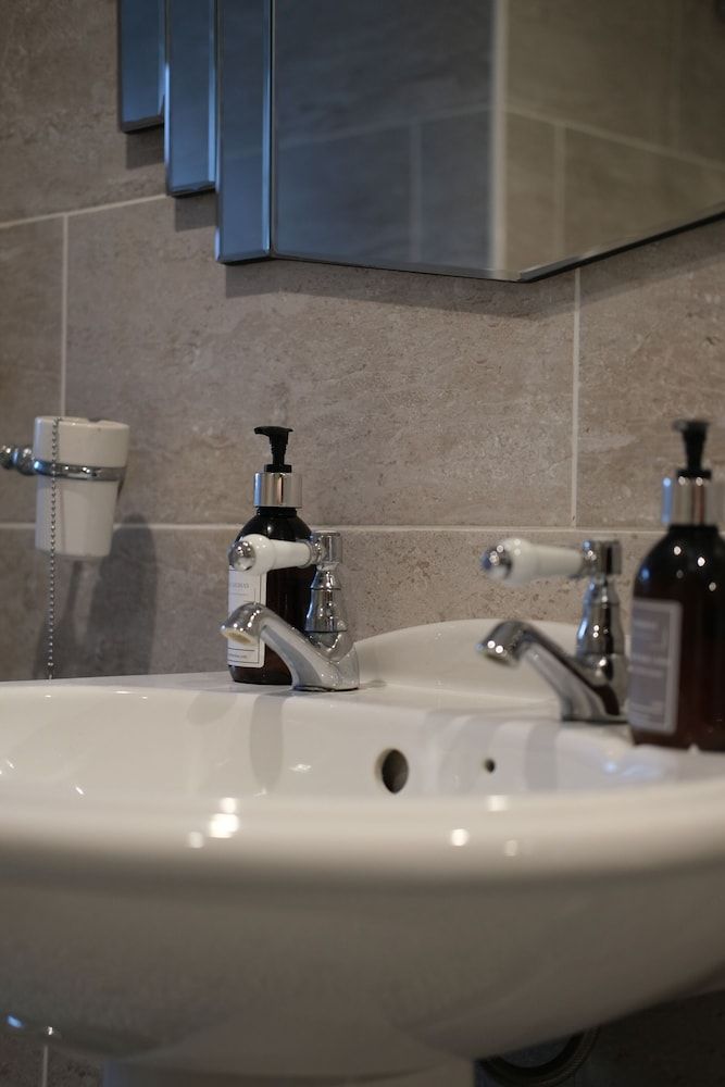 The Crown Inn Dial Post Superior Quadruple Room, Private Bathroom, Courtyard View (Separate) 6