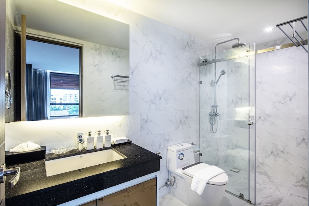 Grand Sala Thai Deluxe Double Room 4