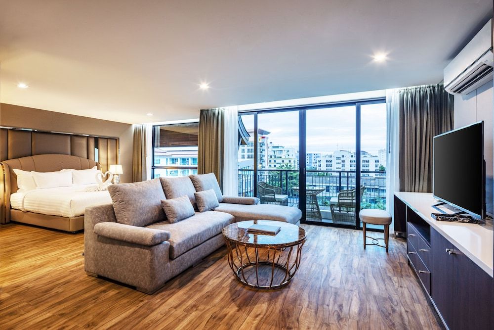 Grand Sala Thai Deluxe Double Room 7