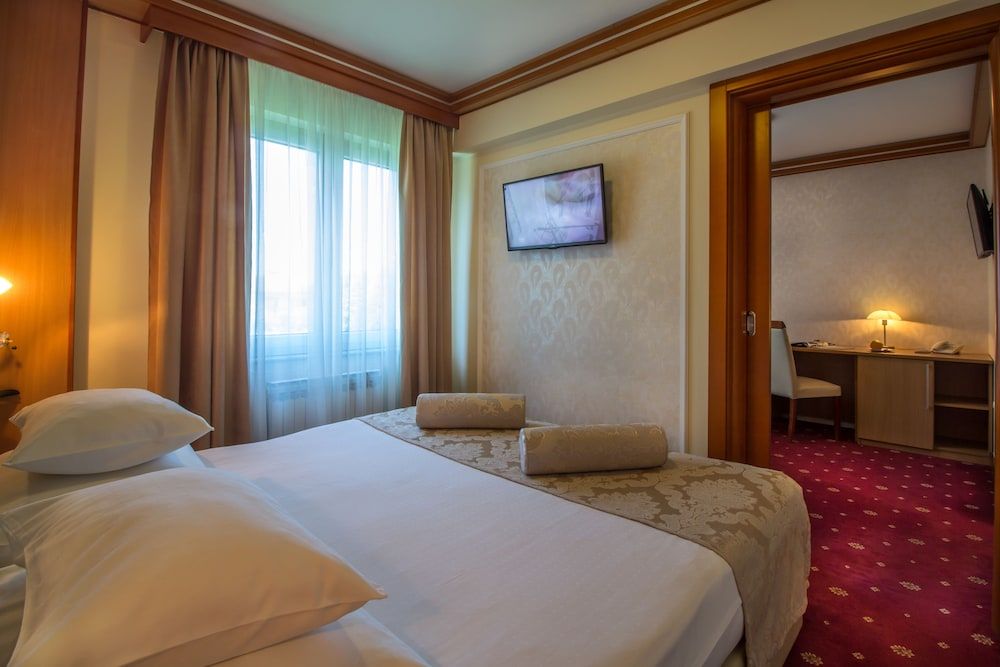 Cezar Hotel Deluxe Triple Room, Garden View 2