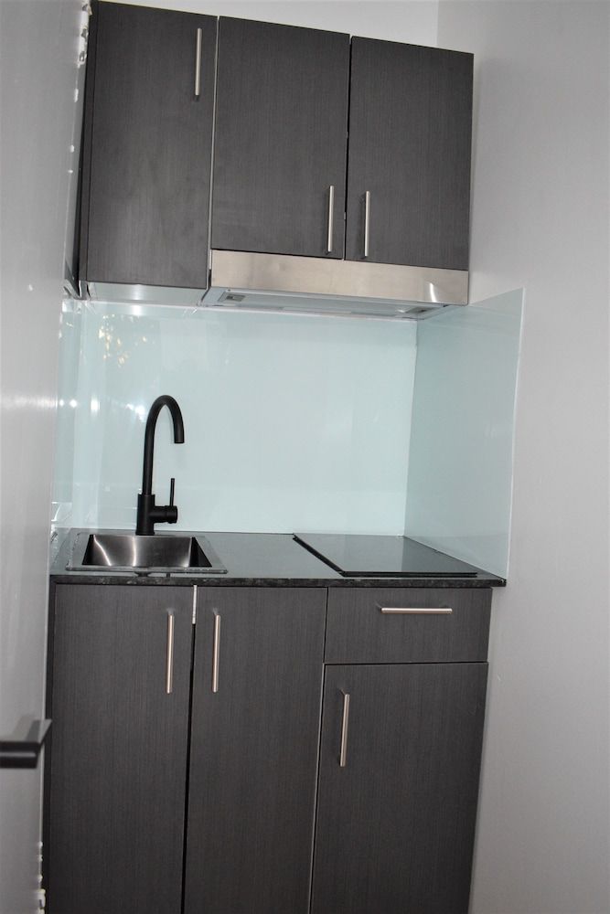 K - Town Hotel Studio Deluxe Room: Kitchenette with Cooktop 3