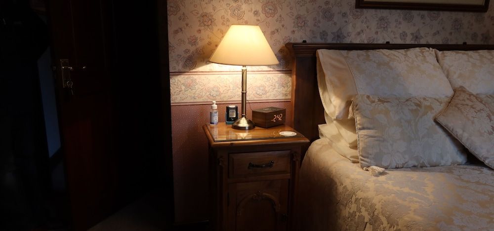 Stafford House Guest House Classic Double Room, Private Bathroom (King Size Bed) 2